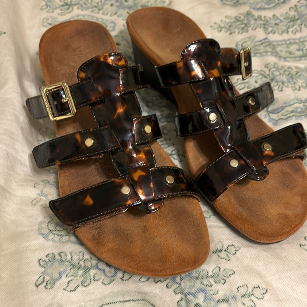 Vionic 2 inch wedge backless sandal size 7 tortoise colored with gold hardwear.